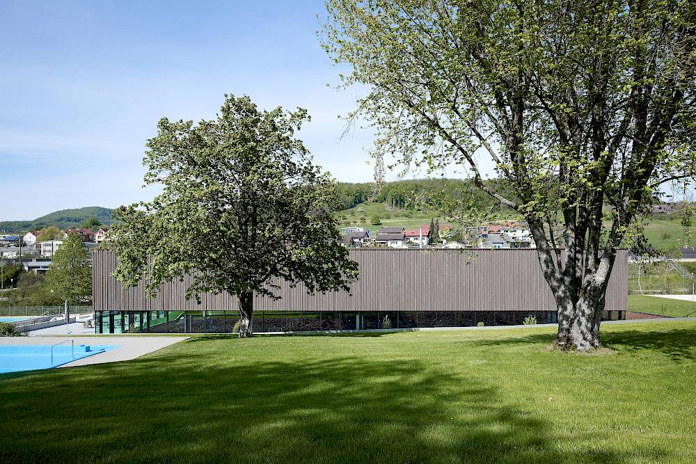 Hallenbad GelterkindenBlick von der Liegewiese