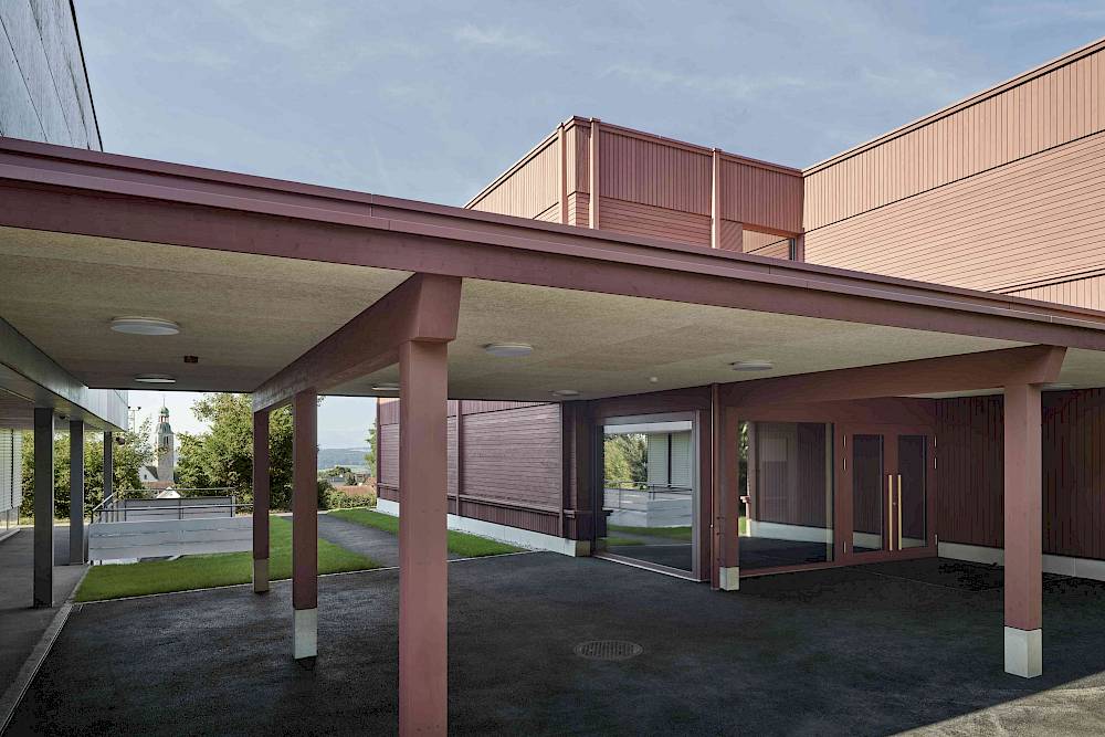 Schulhaus Oberdorf SOGedeckte Pausenhalle mit Ausblick