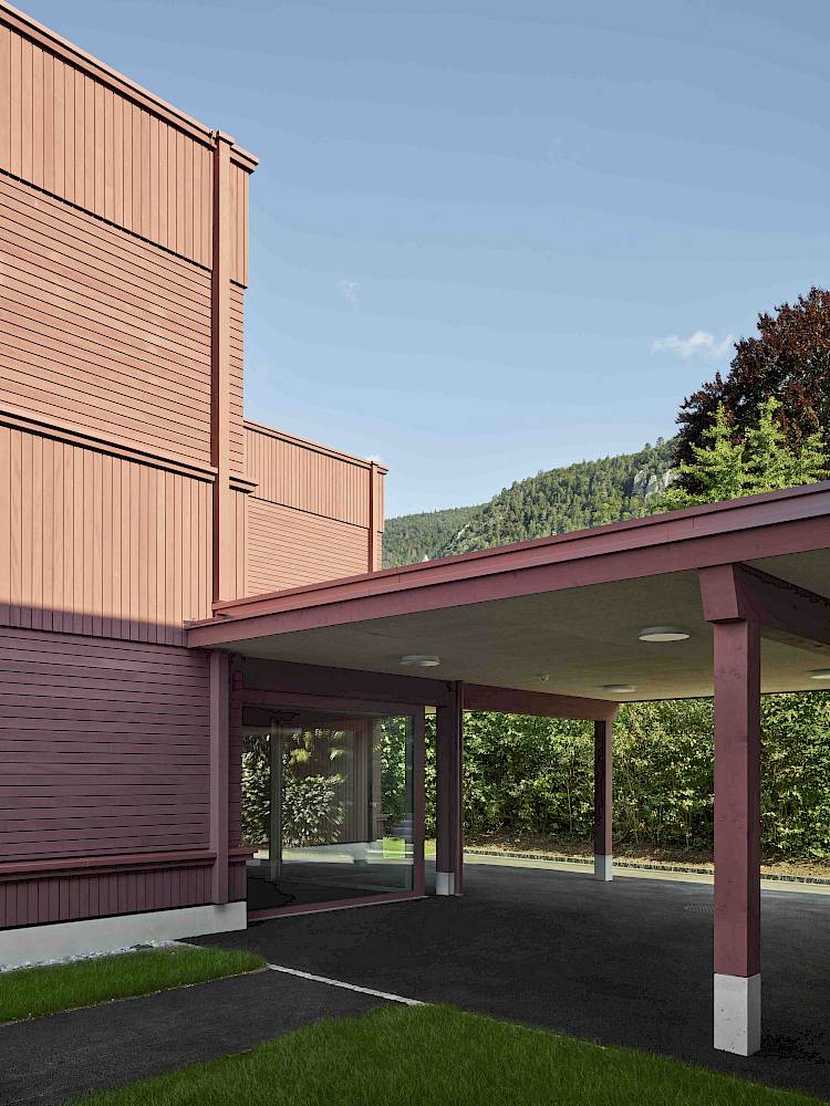 Schulhaus Oberdorf SOGedeckte Pausenhalle